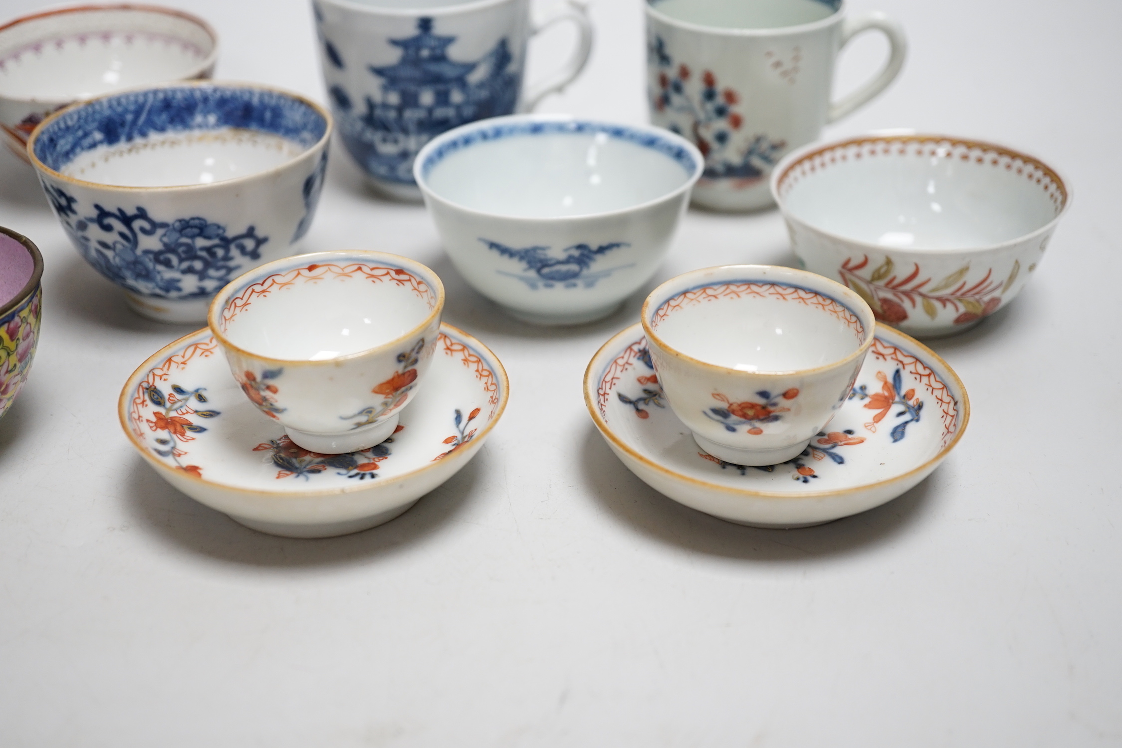 A group of Chinese wares including tea bowls, Nanking cargo bowl / saucers and a miniature bottle vase, 18th-20th century, vase 8cm high (15)